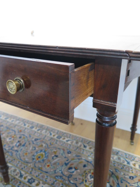 A Georgian drop leaf mahogany Pembroke table with a drawer, 68cm tall, 102 x 71cm extended - Image 3 of 5