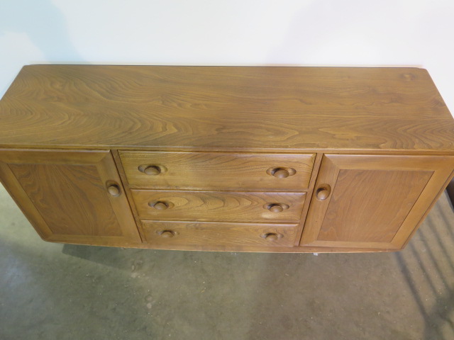 An Ercol blond elm sideboard with 3 drawers and 2 cupboard doors, 67cm tall, 156cm x 43cm, in good - Image 2 of 3