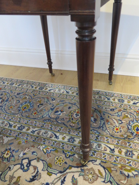 A Georgian drop leaf mahogany Pembroke table with a drawer, 68cm tall, 102 x 71cm extended - Image 4 of 5