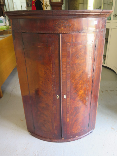 A Georgian mahogany bowfronted corner cupboard, 111cm tall, 75cm wide