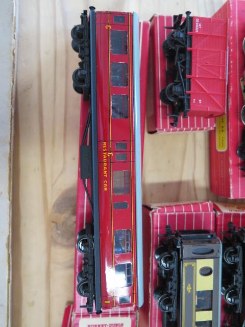 A Hornby-Dublo 0-6-2 tank locomotive 2217, two Pullman cars 4035 and 4036, composite Restaurant car, - Image 5 of 5
