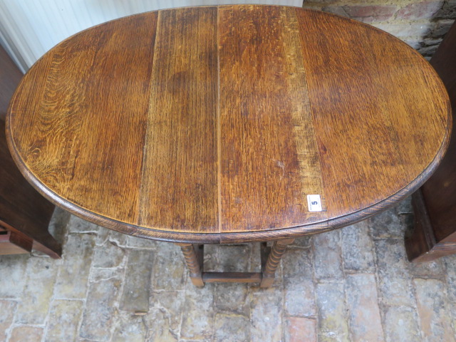 A 1930's oak barleytwist dropleaf side table, 71cm tall x 60cm x 90cm - Image 2 of 2