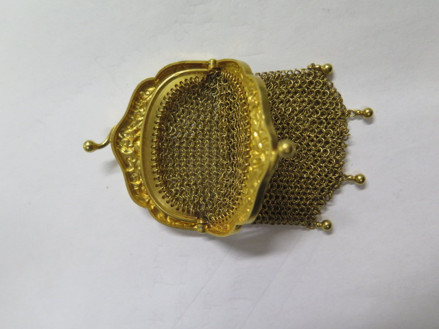 An 18ct yellow gold French opera purse, 8cm x 5cm, approx 35.9 grams, in generally good condition - Image 3 of 4