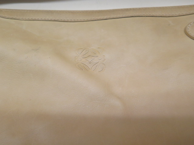 A Loewe cowhide shoulder bag, 48cm wide, with booklet, some usage wear and marks but reasonably good - Image 2 of 4