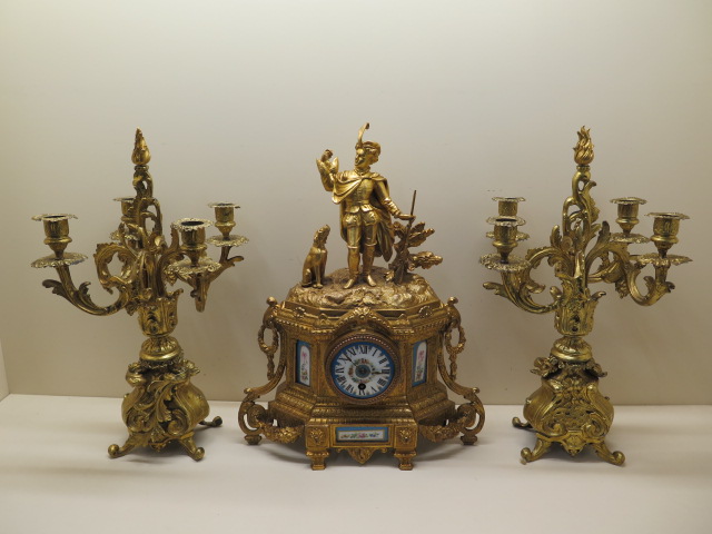 A Louis XVI style gilt metal mantel clock with a figural surmount and inset painted porcelain dial - Image 7 of 8