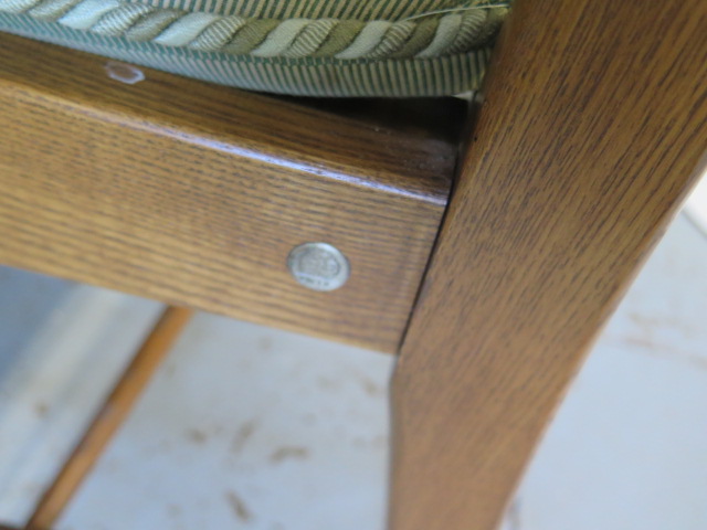 An Ercol elm oval extending dining table and 4 chairs with seat pads, 74cm tall x 166cm x 114cm - Image 7 of 7