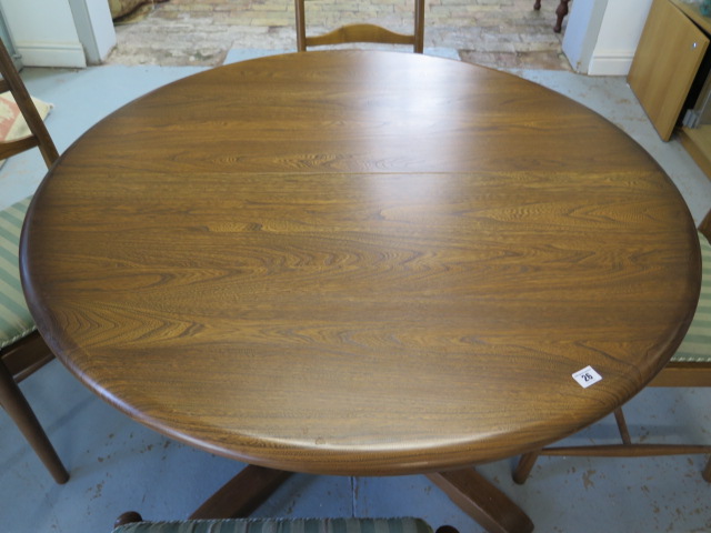 An Ercol elm oval extending dining table and 4 chairs with seat pads, 74cm tall x 166cm x 114cm - Image 5 of 7