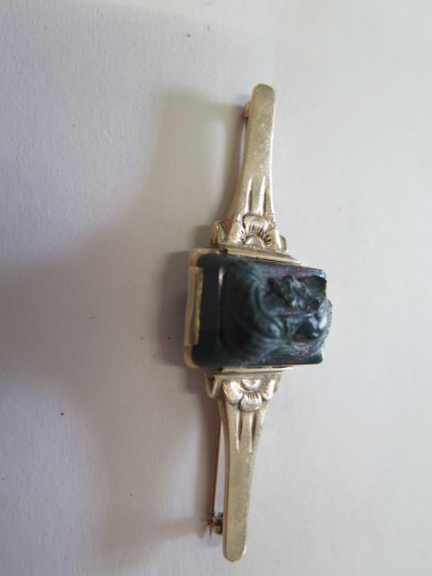 A 10ct yellow gold blood stone classical style brooch, 7cm long, approx 10grams in reasonably good - Image 2 of 3
