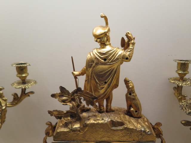 A Louis XVI style gilt metal mantel clock with a figural surmount and inset painted porcelain dial - Image 3 of 8