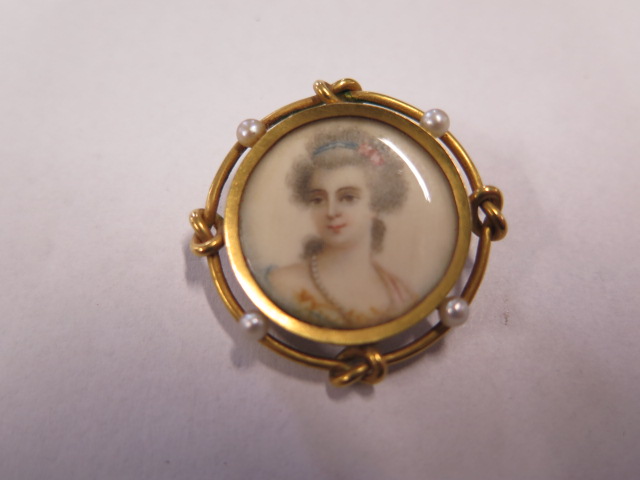 A French gold mounted 18ct miniature set with 4 small pearls and a mother of pearl back, 3cm