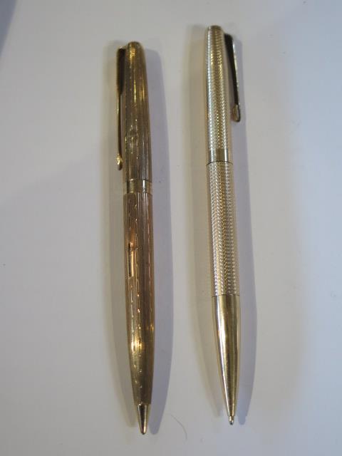 A 9ct yellow gold Parker propelling pencil, 13cm long, working and in generally good condition,