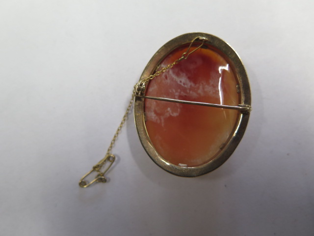 A hallmarked 9ct yellow gold mounted Cameo brooch with safety chain, 4.5cm x 3.7cm, approx 11.5 - Image 2 of 3