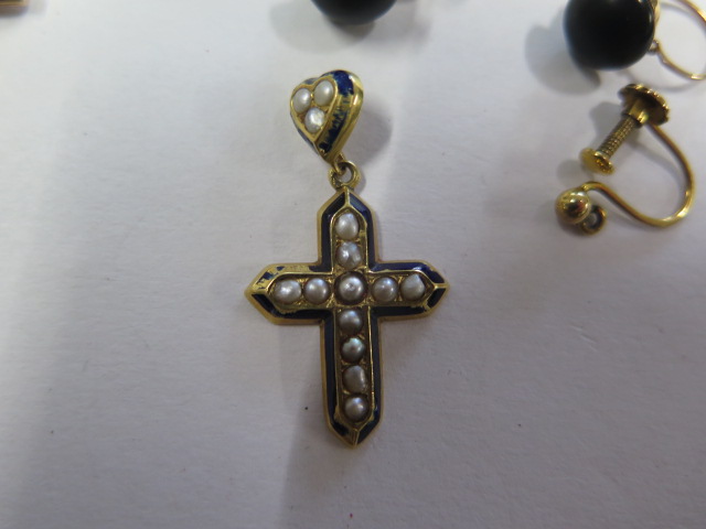 A gold ring, size Q, approx 1.9 grams, 3 small crucifixes, all test to approx 18ct, approx 2.8 - Image 2 of 3