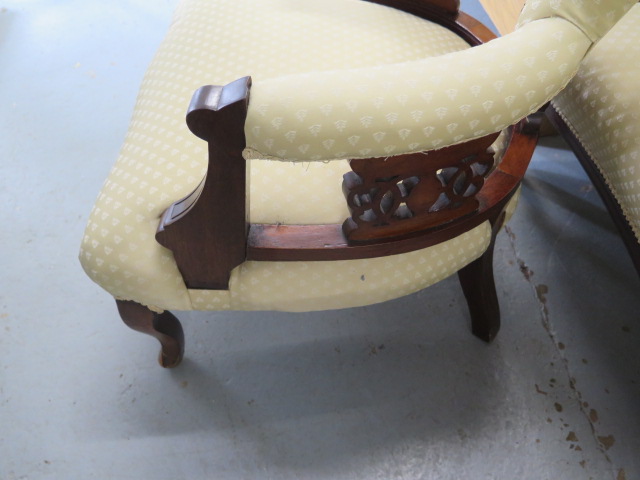 An Edwardian mahogany and upholstered salon suite comprising sofa and two armchairs, with cream - Image 4 of 4