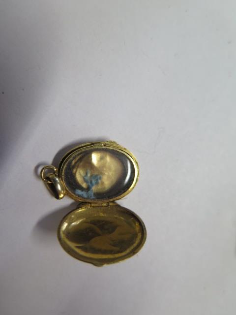 A hallmarked 9ct yellow gold Amethyst pendant 3.5cm, approx 3.8 grams and an 18ct locket, approx 2.7 - Image 3 of 3