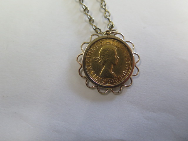 An Elizabeth II gold full sovereign dated 1967 in a hallmarked 9ct pendant mount on a plated 70cm - Image 3 of 3
