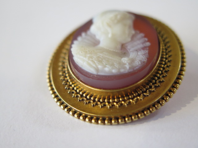 A good gold mounted Cameo of an Elizabethan lady, 3.6cm and tests to approx 9ct, probably originally - Image 5 of 6