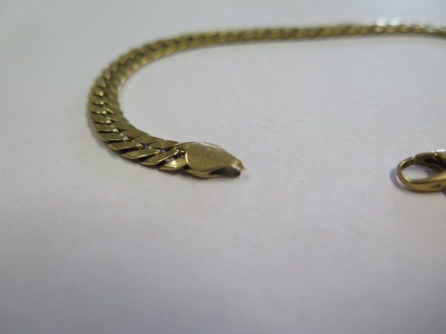 An 18ct yellow gold bracelet, 21cm long, marked 750, approx 8.5 grams with clasp working but hoop - Image 2 of 3