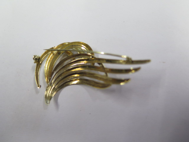 A hallmarked 14ct yellow gold swept brooch, 6cm wide, approx 9 grams, in generally good condition - Image 2 of 3