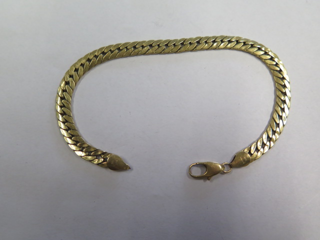 An 18ct yellow gold bracelet, 21cm long, marked 750, approx 8.5 grams with clasp working but hoop
