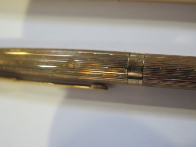 A 9ct yellow gold Parker propelling pencil, 13cm long, working and in generally good condition, - Image 2 of 4