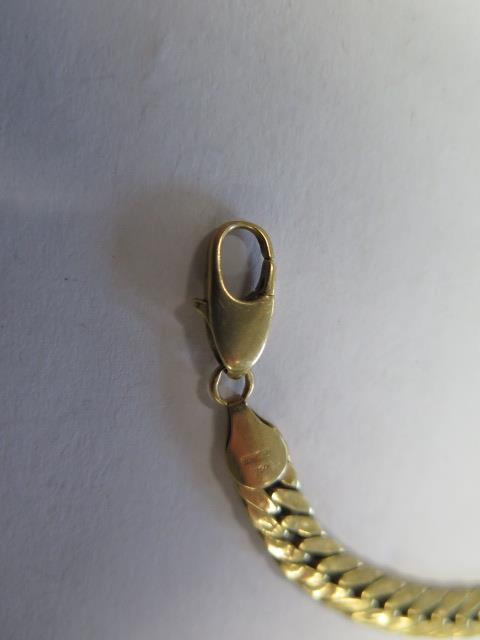 An 18ct yellow gold bracelet, 21cm long, marked 750, approx 8.5 grams with clasp working but hoop - Image 3 of 3