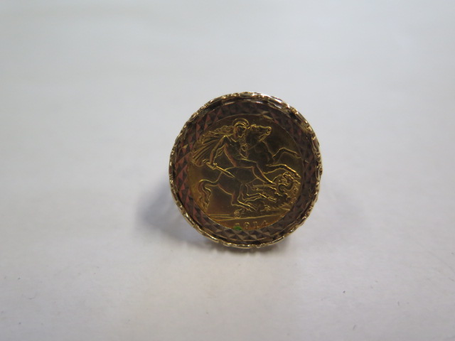 A George V gold half sovereign, dated 1914, in a hallmarked 9ct gold ring mount, size M, total - Image 2 of 3