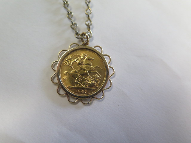 An Elizabeth II gold full sovereign dated 1967 in a hallmarked 9ct pendant mount on a plated 70cm - Image 2 of 3