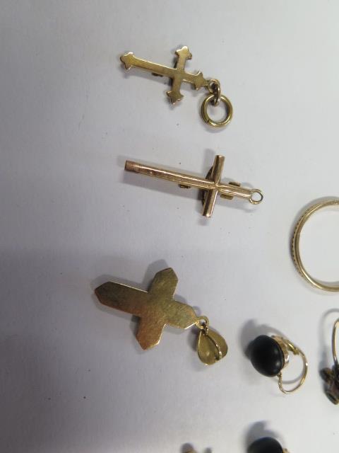 A gold ring, size Q, approx 1.9 grams, 3 small crucifixes, all test to approx 18ct, approx 2.8 - Image 3 of 3