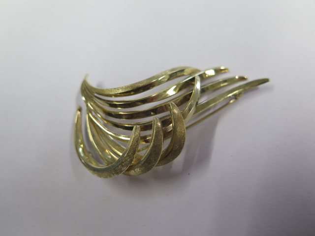 A hallmarked 14ct yellow gold swept brooch, 6cm wide, approx 9 grams, in generally good condition