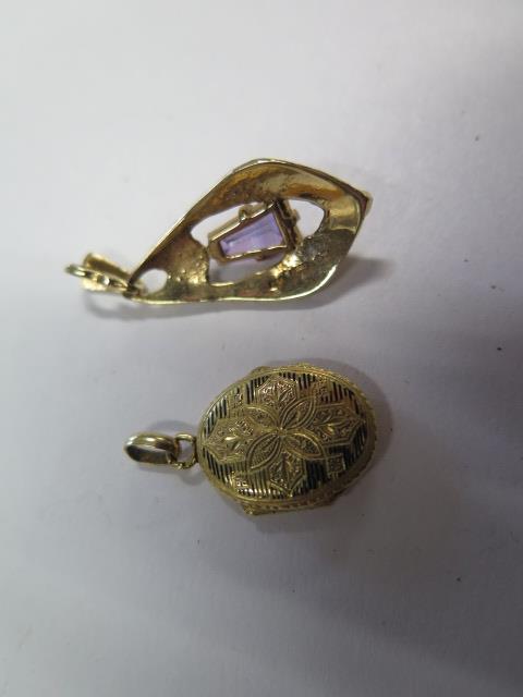 A hallmarked 9ct yellow gold Amethyst pendant 3.5cm, approx 3.8 grams and an 18ct locket, approx 2.7 - Image 2 of 3