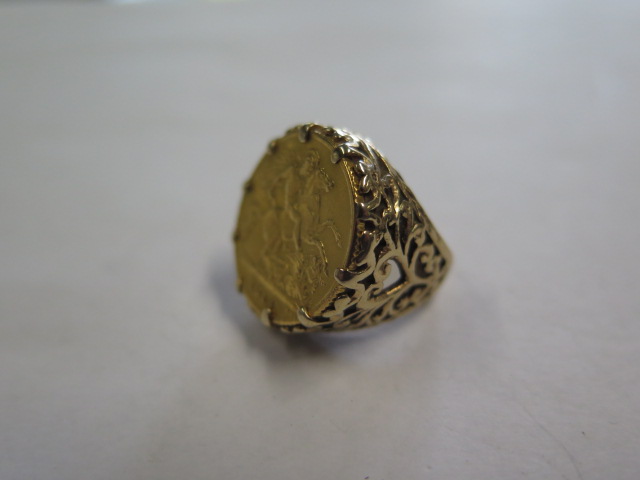 A George V gold half sovereign set in a hallmarked 9ct ring, size J, approx 9.2 grams, generally - Image 2 of 3