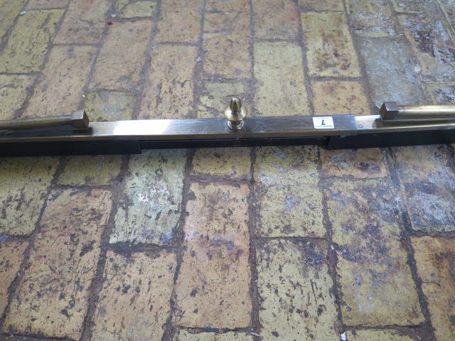 A brass extending club fender, extended 163cm wide, 48cm tall x 42cm deep, in generally good - Image 3 of 4