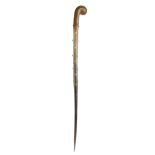 λ A CARVED RHINOCEROS HORN RIDING CROP LATE 19TH CENTURY the tapering shaft carved with barbed faux