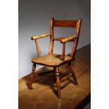 A 19TH CENTURY CHILD'S FRUITWOOD, ASH AND ELM WINDSOR ARMCHAIR THAMES VALLEY OXFORD STYLE 59.8cm