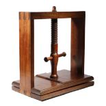 AN EARLY 19TH CENTURY MAHOGANY LINEN / NAPKIN PRESS ATTRIBUTED TO GILLOWS with a beechwood screw