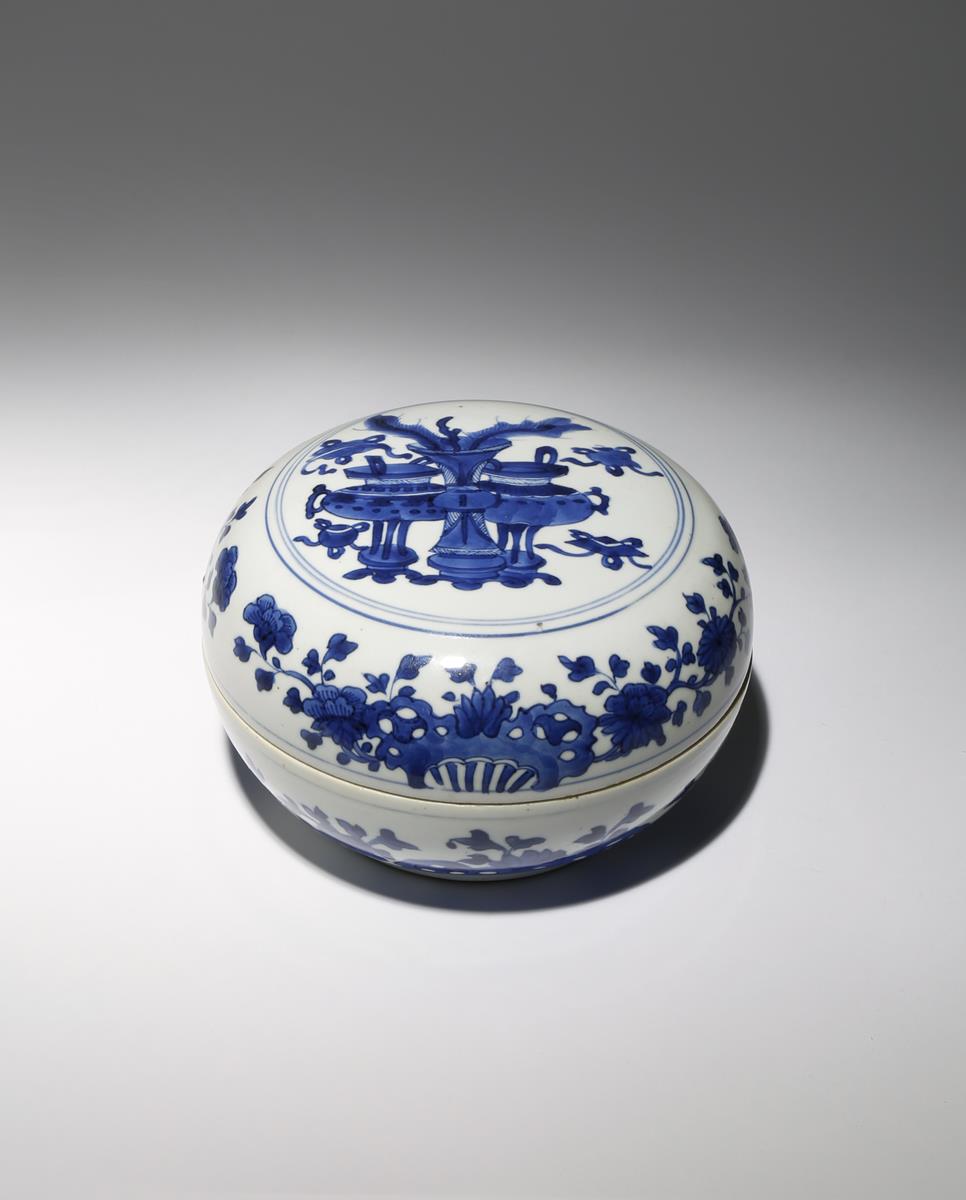 A CHINESE BLUE AND WHITE CIRCULAR BOX AND COVER KANGXI 1662-1722 The cover painted with a roundel