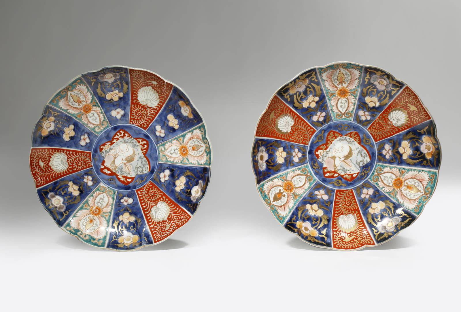 A PAIR OF JAPANESE IMARI DISHES EDO OR MEIJI PERIOD, 18TH OR 19TH CENTURY The foliate bodies