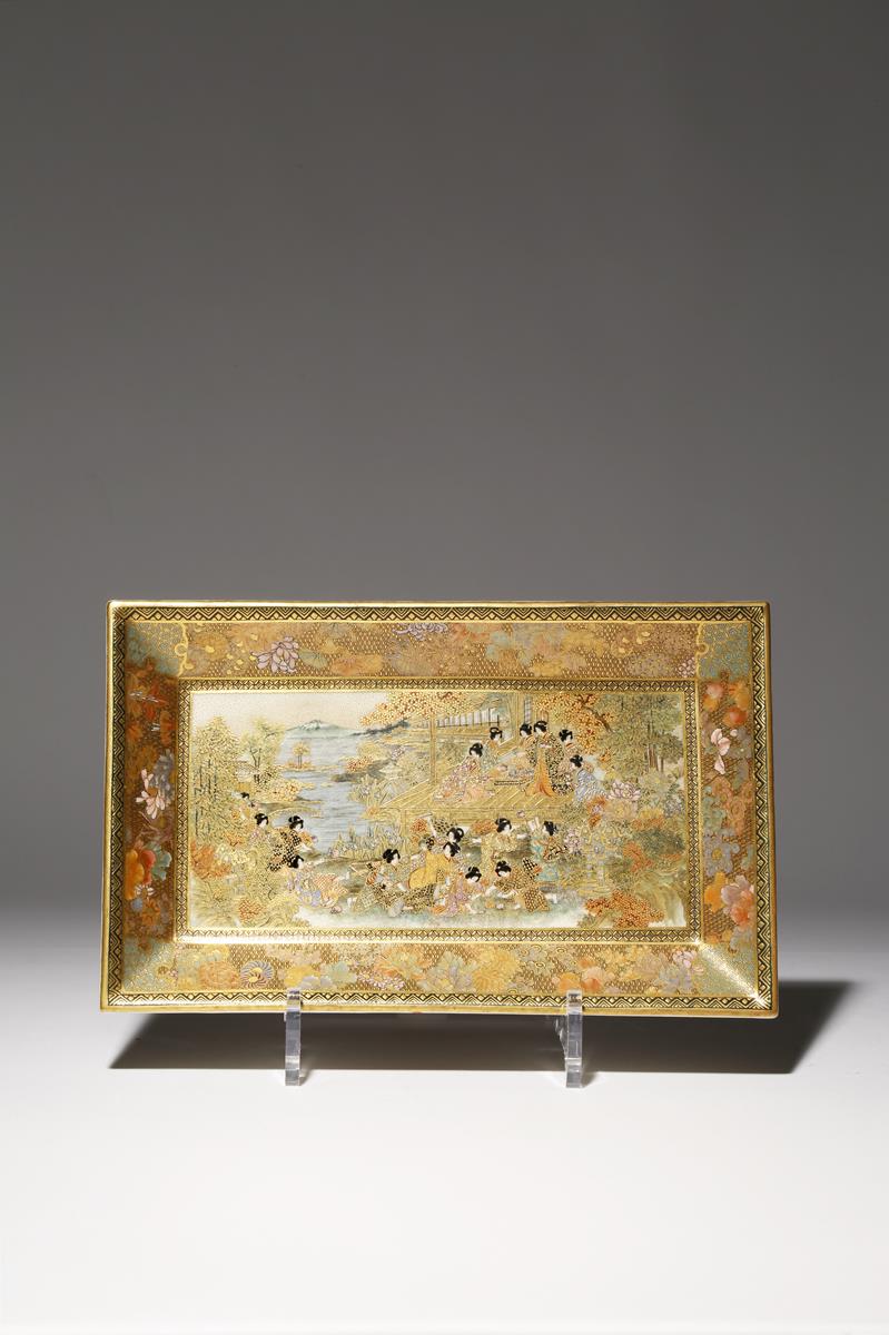 A GOOD JAPANESE SATSUMA TRAY BY FUZAN MEIJI PERIOD, 19TH CENTURY Richly painted in gilt and