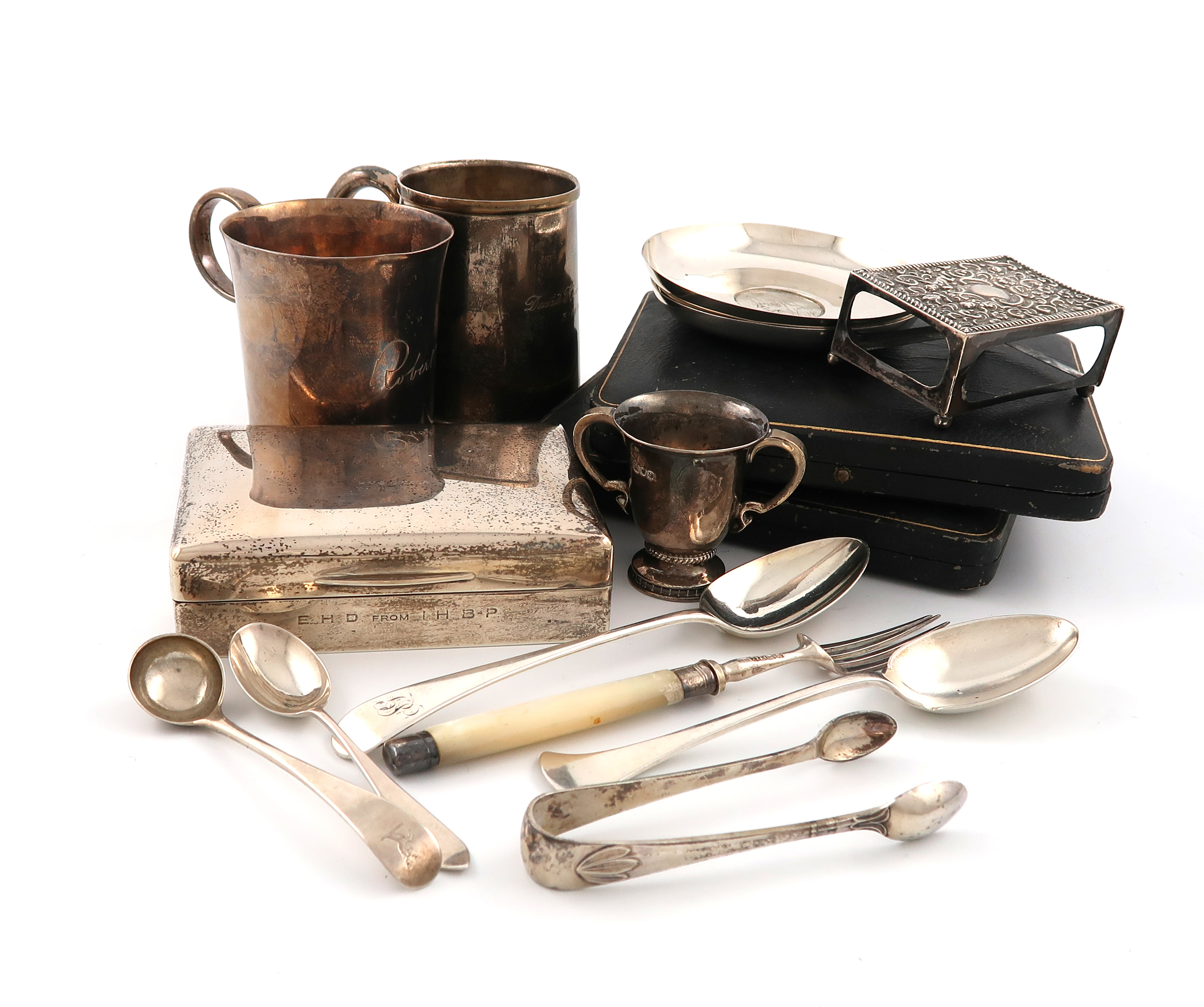 A mixed lot of silver items, various dates and makers, comprising: a christening mug, London 1937,