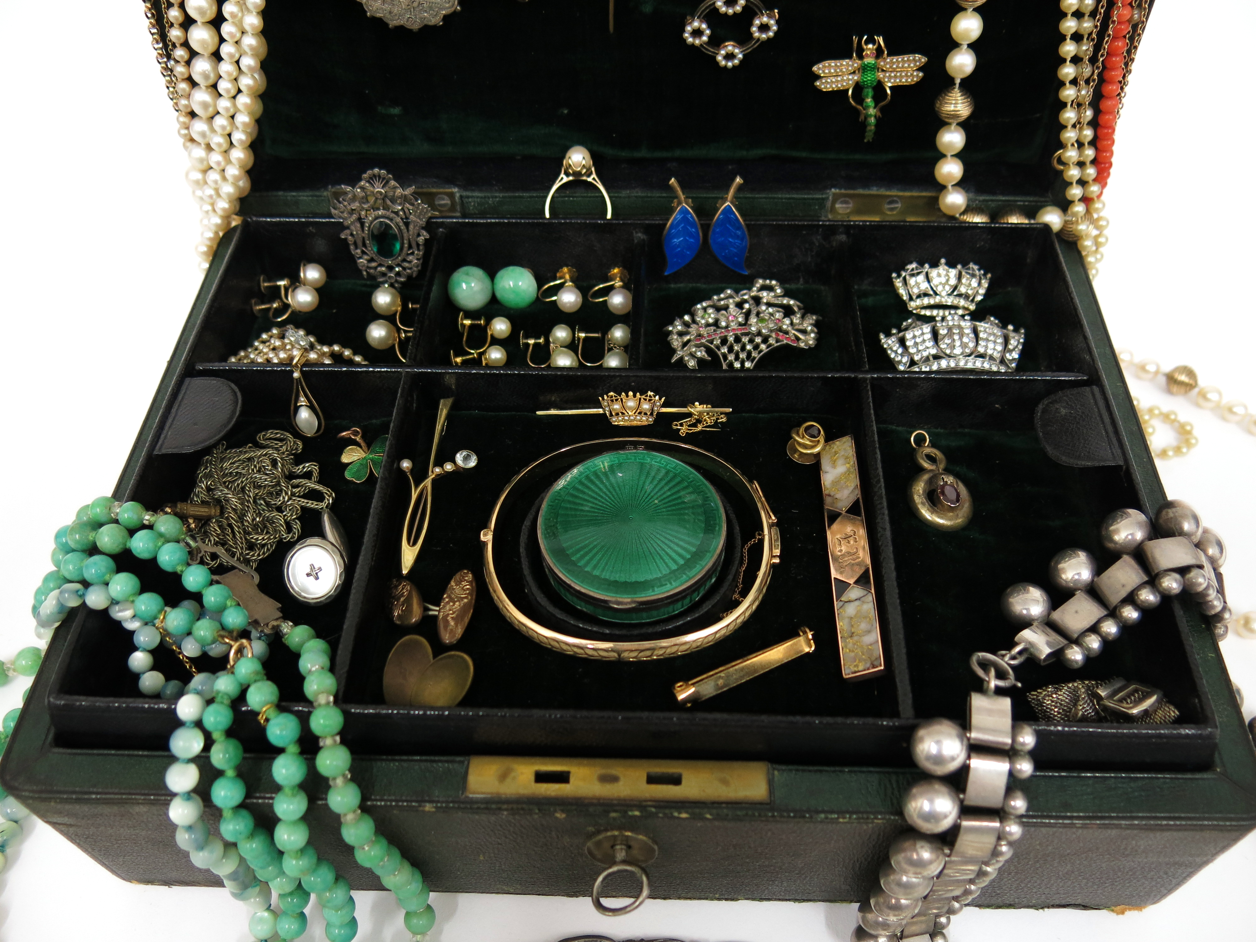 λ A jewellery box containing various items of jewellery, including an 18ct gold wedding band (1.1g), - Image 5 of 8