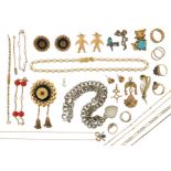 λ A quantity of jewellery, including a white stone-set pendant, a silver necklace with heart pendant