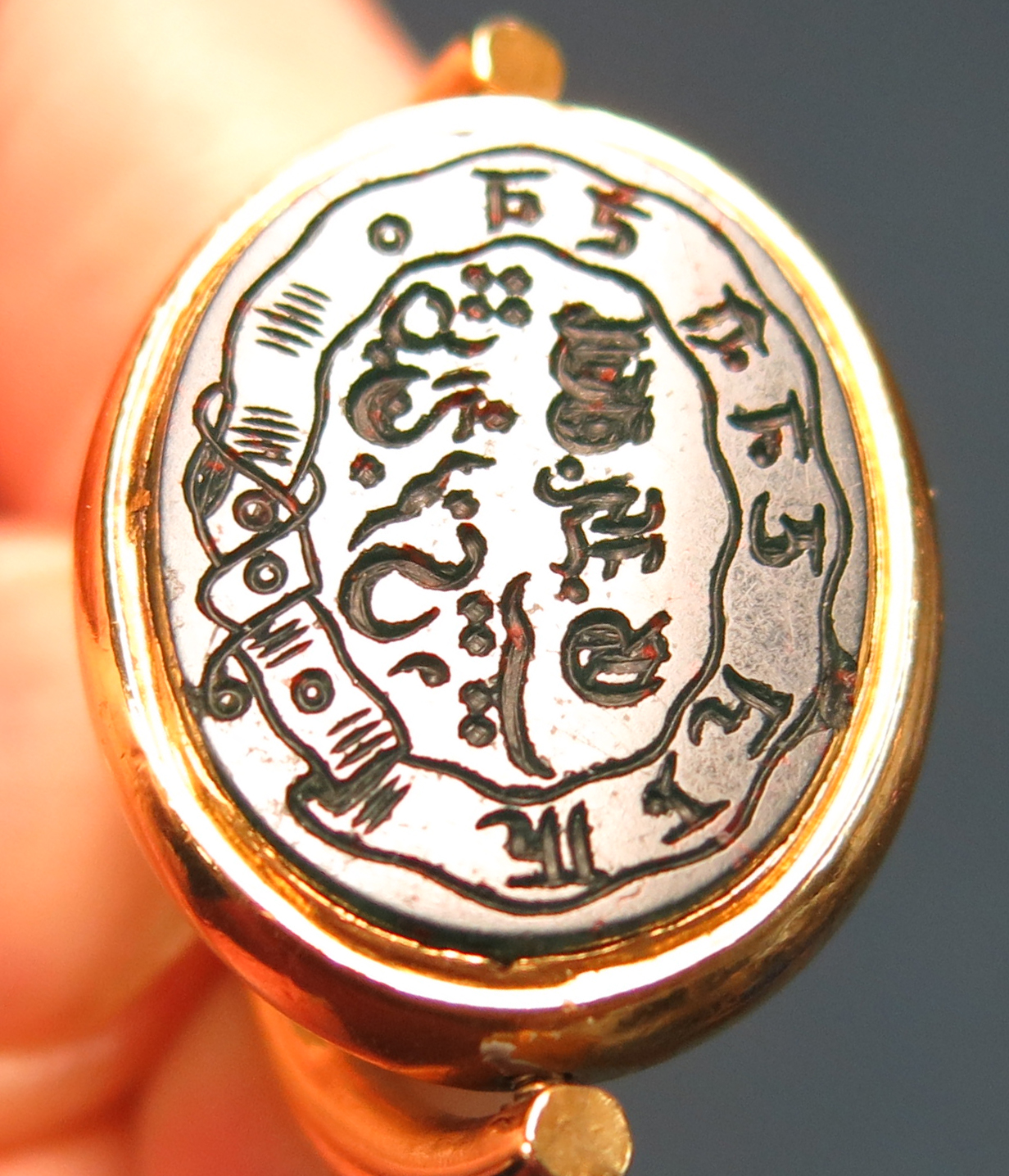 An early 20th century spinning fob seal, the seal mounted with a carnelian to one side, engraved - Image 2 of 9