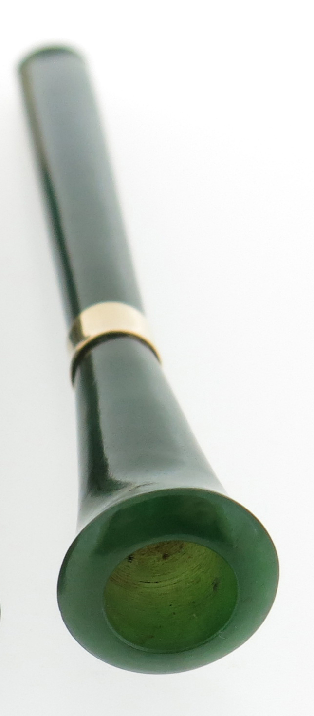 A carved nephrite cigarette holder, with gold band, 11.5cm - Image 4 of 5