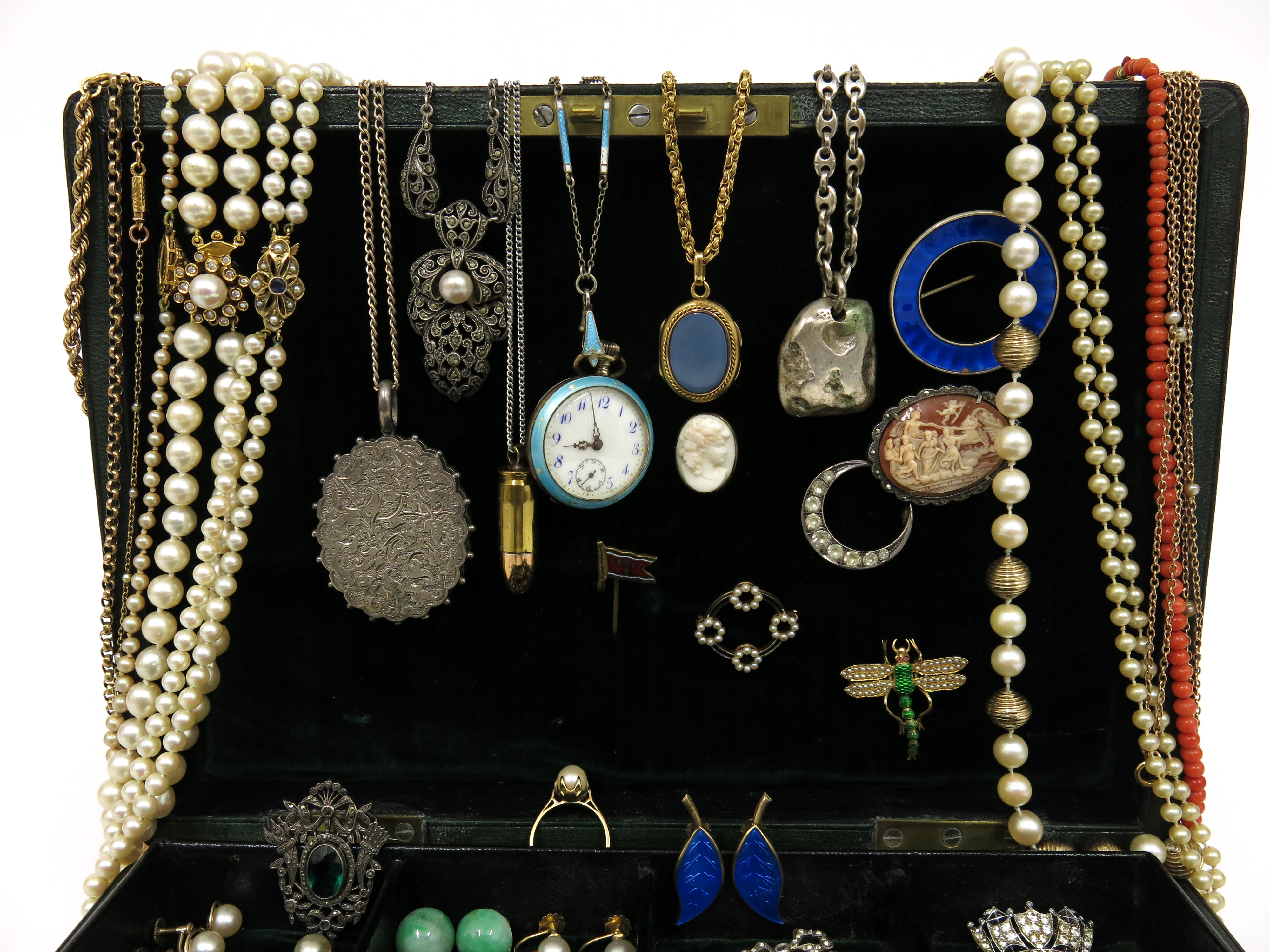 λ A jewellery box containing various items of jewellery, including an 18ct gold wedding band (1.1g), - Image 4 of 8