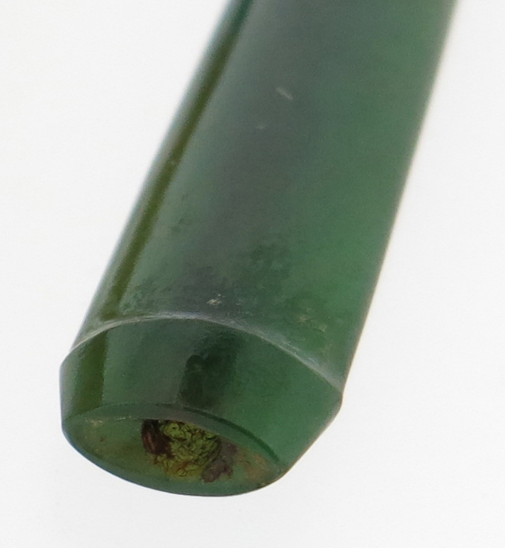 A carved nephrite cigarette holder, with gold band, 11.5cm - Image 5 of 5