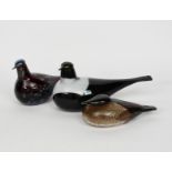 A Nuutajarvi glass bird designed by Oiva Toikka, opaque and black glass with iridescent finish to