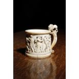 λ A SMALL CARVED IVORY CUP POSSIBLY ITALIAN, 17TH / 18TH CENTURY of oval shape, the body relief