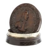 A PROBABLY UNIQUE WILLIAM IV OAK 'OLD LONDON BRIDGE' SNUFF BOX C.1836 the pull-off lid relief carved