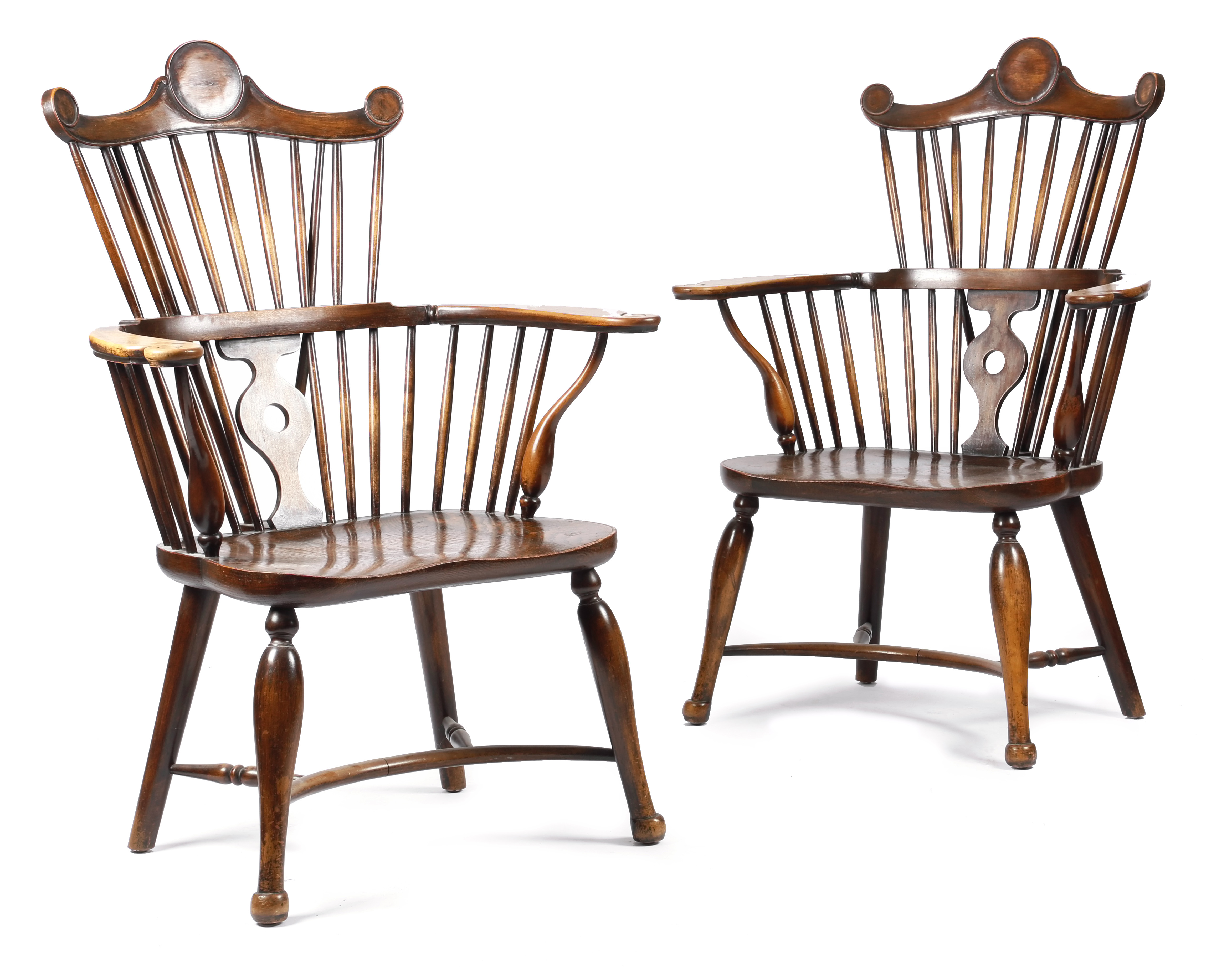 A PAIR OF ARTS AND CRAFTS BEECH AND ELM WINDSOR STYLE ARMCHAIRS LATE 19TH / EARLY 20TH CENTURY
